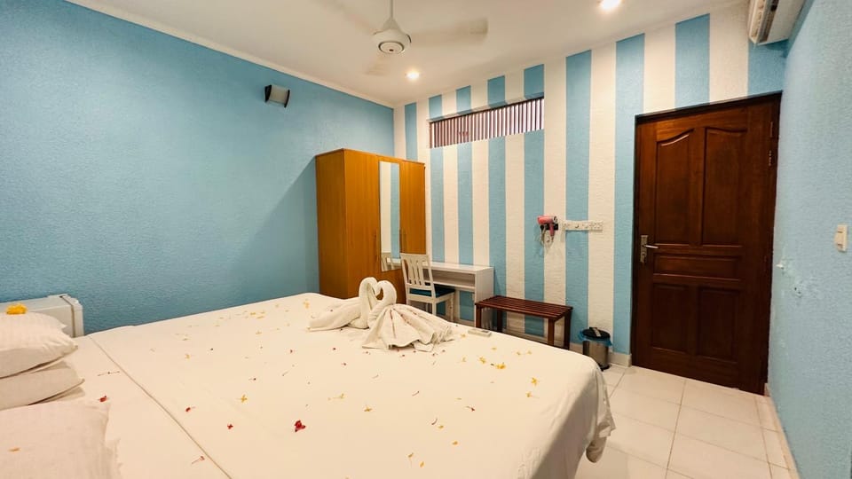 Bed, Photo of the whole room, Bedroom, fireplace, hair dresser, heating, wardrobe, air conditioner
