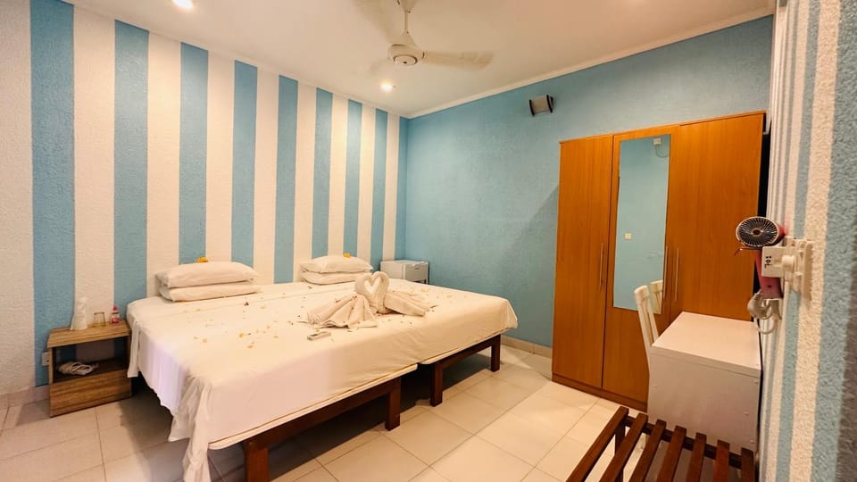 Bed, Photo of the whole room, Bedroom, fireplace, heating, oven, towels, wardrobe, air conditioner