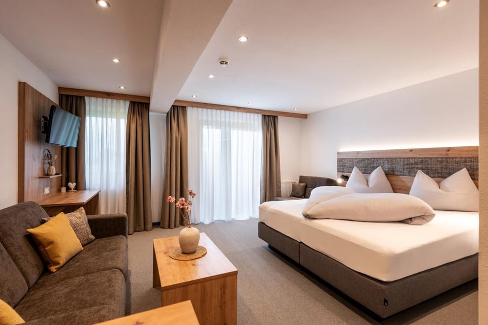 Bed, TV and multimedia, Photo of the whole room, Seating area, Bedroom