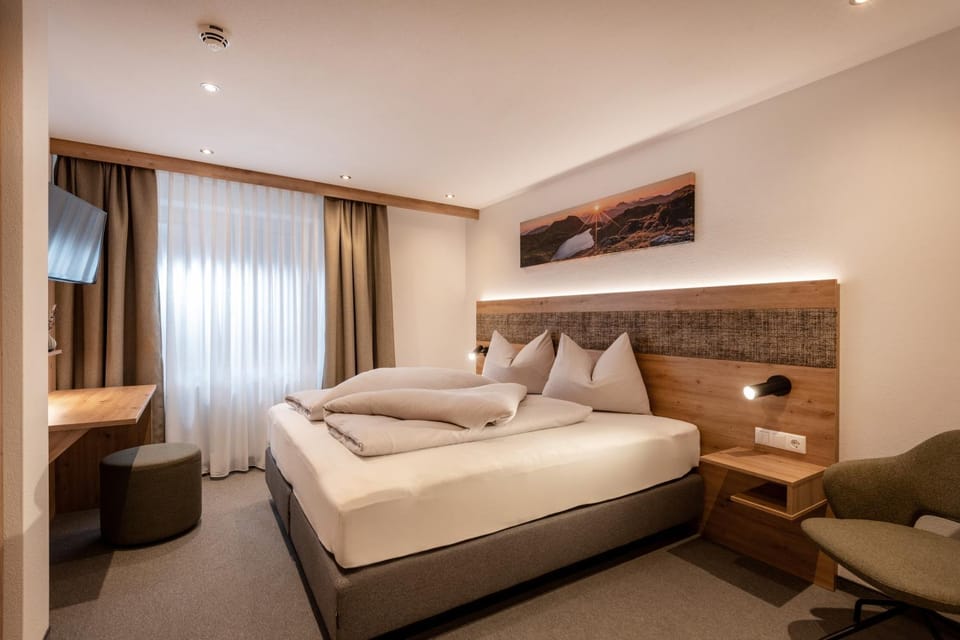 Bed, TV and multimedia, Photo of the whole room, Seating area, Bedroom