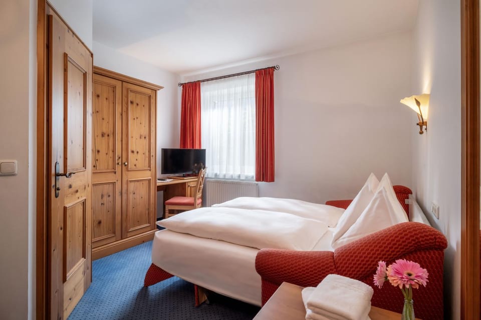 Bed, TV and multimedia, Photo of the whole room, Bedroom, wardrobe
