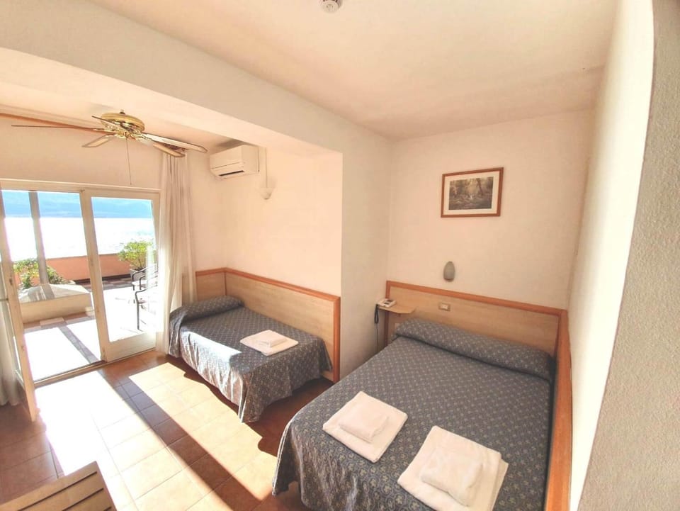 Photo of the whole room, Bedroom, Lake view