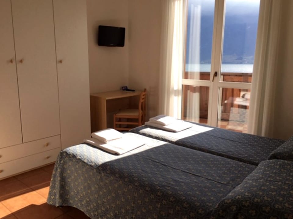 Photo of the whole room, Bedroom, Lake view