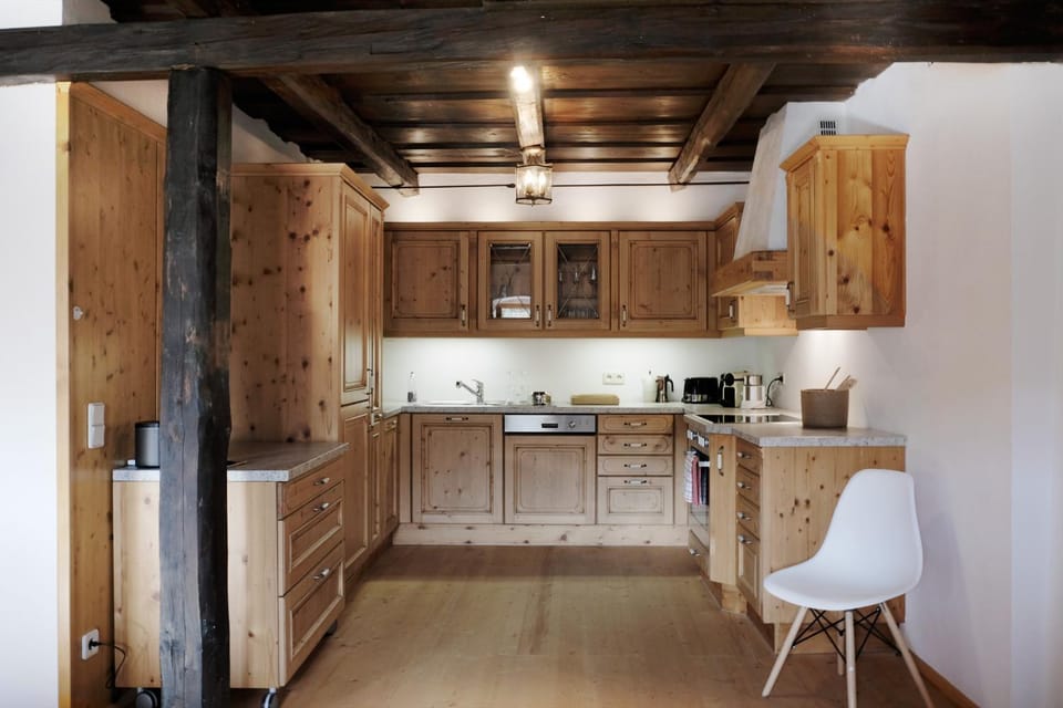 Kitchen or kitchenette, dishwasher, stove