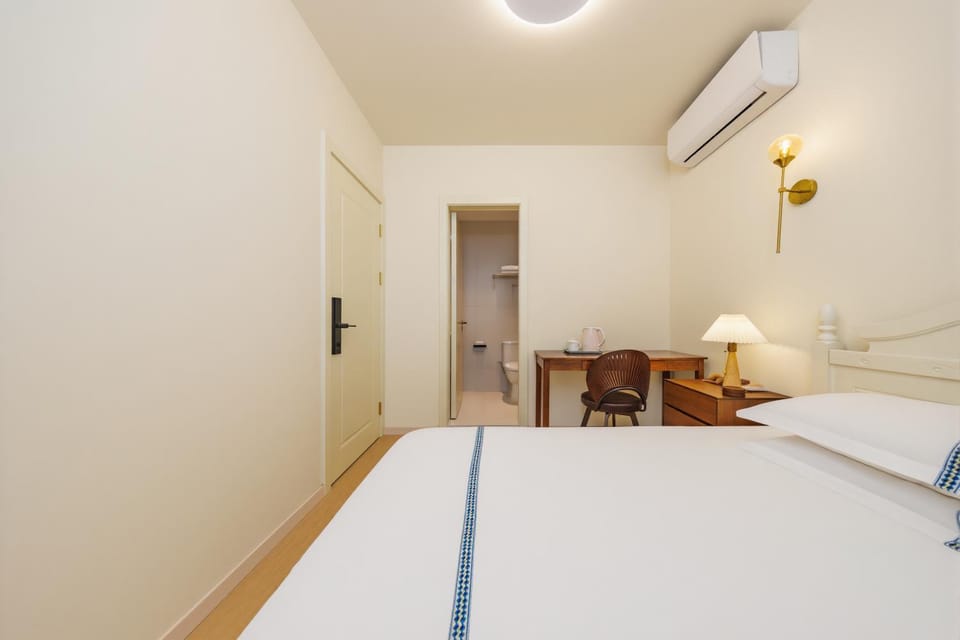 Photo of the whole room, Bedroom