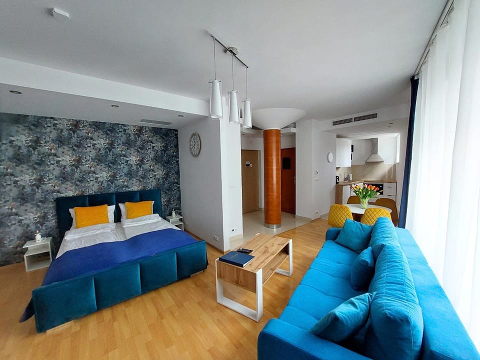 Bed, Coffee/tea facilities, Kitchen or kitchenette, Living room, Photo of the whole room, Seating area, Dining area