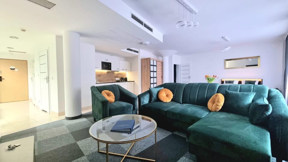 TV and multimedia, Coffee/tea facilities, Kitchen or kitchenette, Living room, Seating area, wardrobe