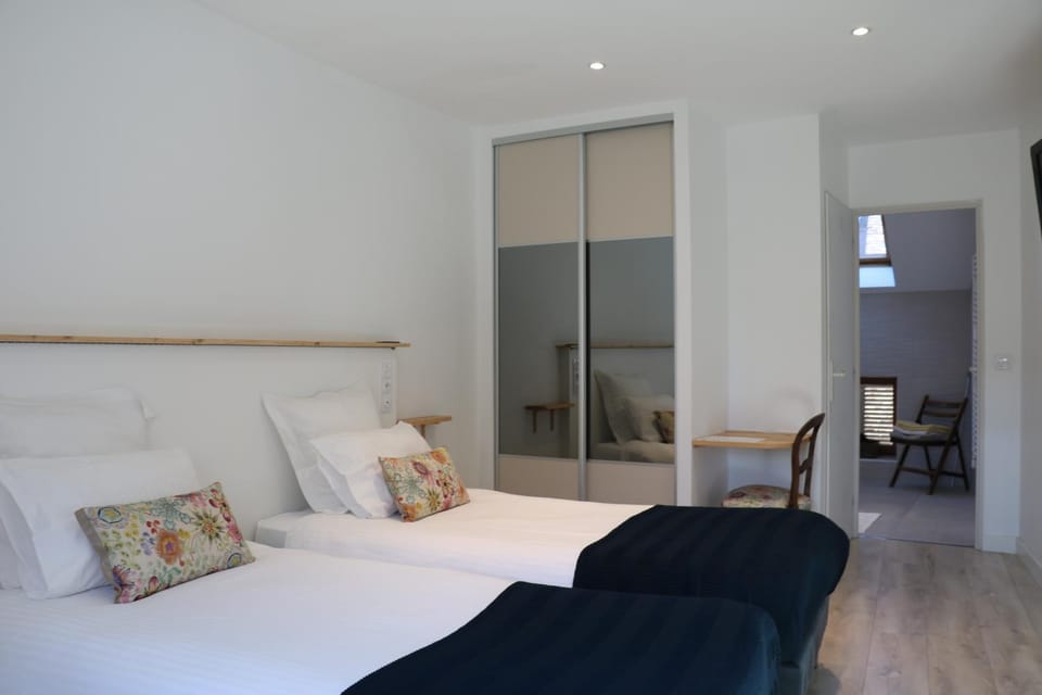 Toilet, Staff, Staff, Bed, People, People, Bathroom, Other, Photo of the whole room, Decorative detail, Decorative detail, Bedroom, Guests, Guests, children, young children, older children, group of guests, group of guests, Family, Family