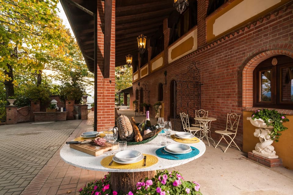 Patio, Garden, Food and drinks, Dining area, Garden view, Breakfast