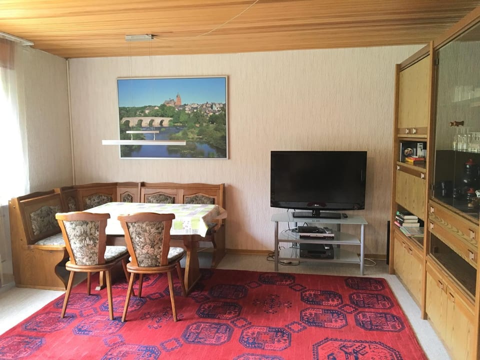 TV and multimedia, Living room, Photo of the whole room, Decorative detail, Dining area