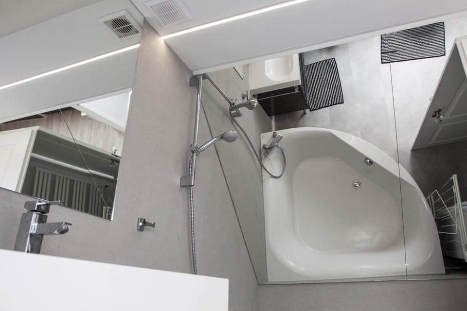 Bathroom, Bath