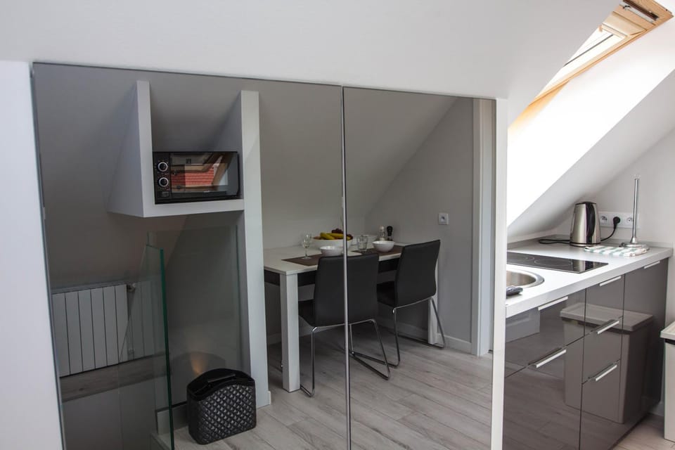 Kitchen or kitchenette, minibar