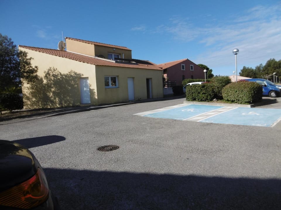 Property building, Neighbourhood, Location, Parking