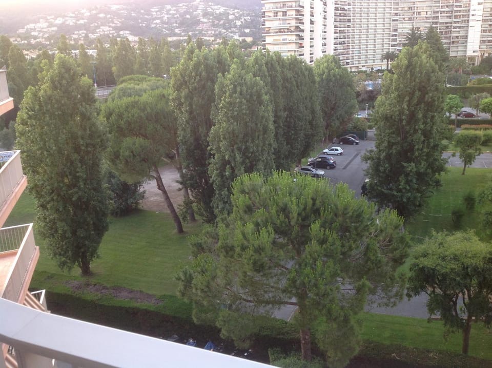 Restaurant/places to eat, Neighbourhood, Natural landscape, Beach, Garden view, Supermarket/grocery shop, Shopping Area, Swimming pool