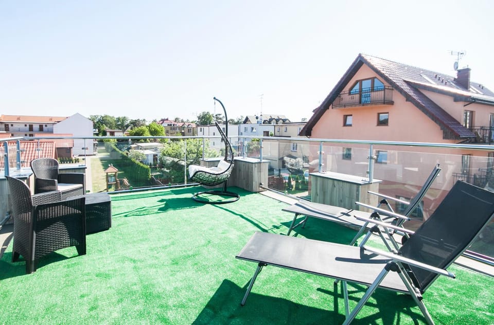 Property building, Balcony/Terrace, Seating area, Evening entertainment