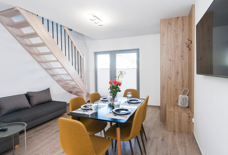 TV and multimedia, Living room, Seating area, Dining area