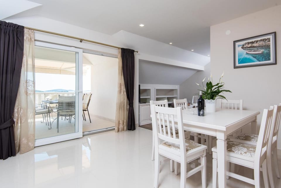 Balcony/Terrace, Living room, Seating area, Dining area