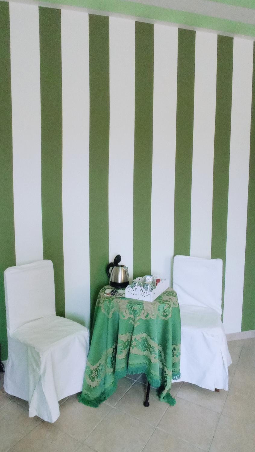 Photo of the whole room, Seating area