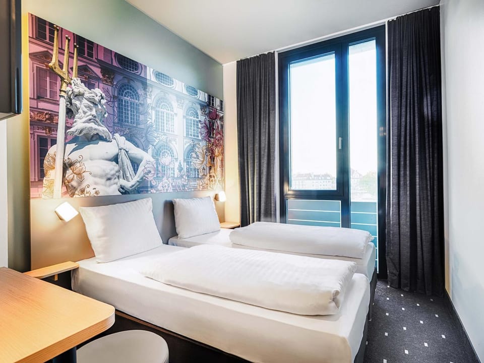 Bed, TV and multimedia, Photo of the whole room