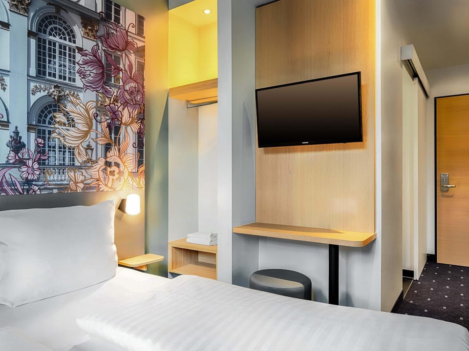 Bed, TV and multimedia, Photo of the whole room