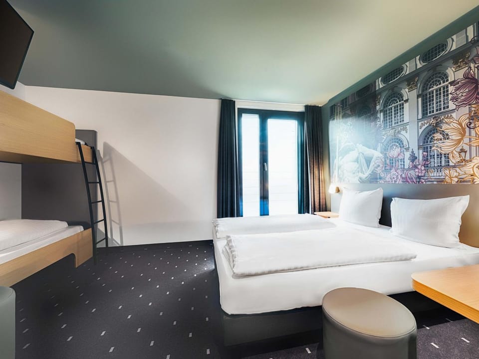 Bed, Photo of the whole room, bunk bed, Family