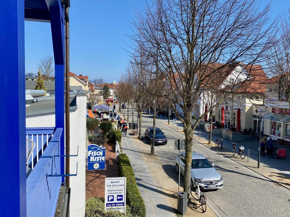 City view, Street view, Location