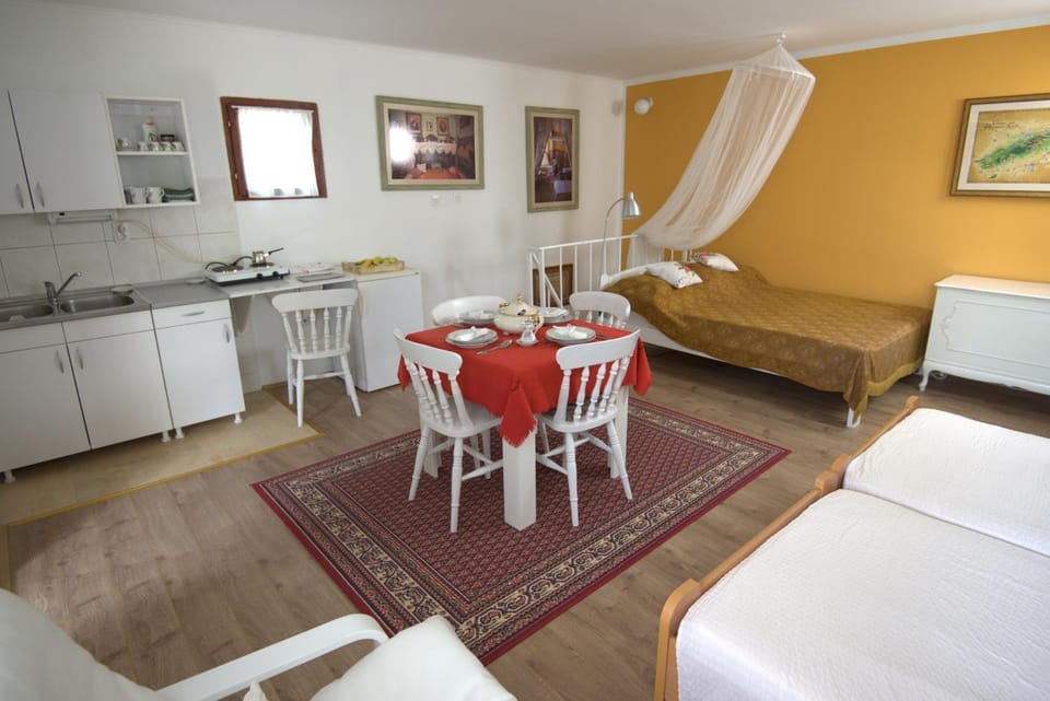 Coffee/tea facilities, Kitchen or kitchenette, Living room, Photo of the whole room, Decorative detail, Dining area