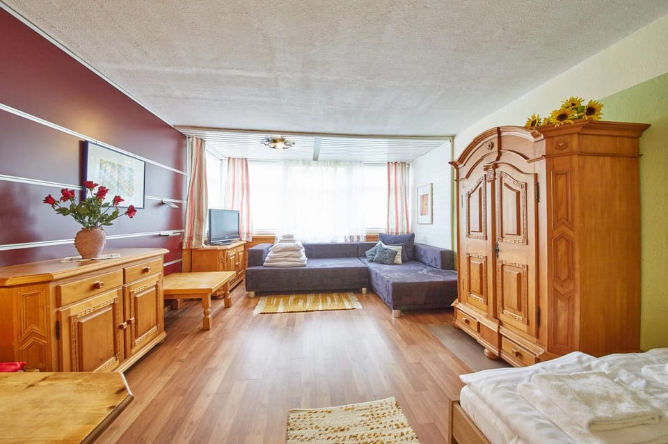 Bed, TV and multimedia, Living room, Seating area, Bedroom