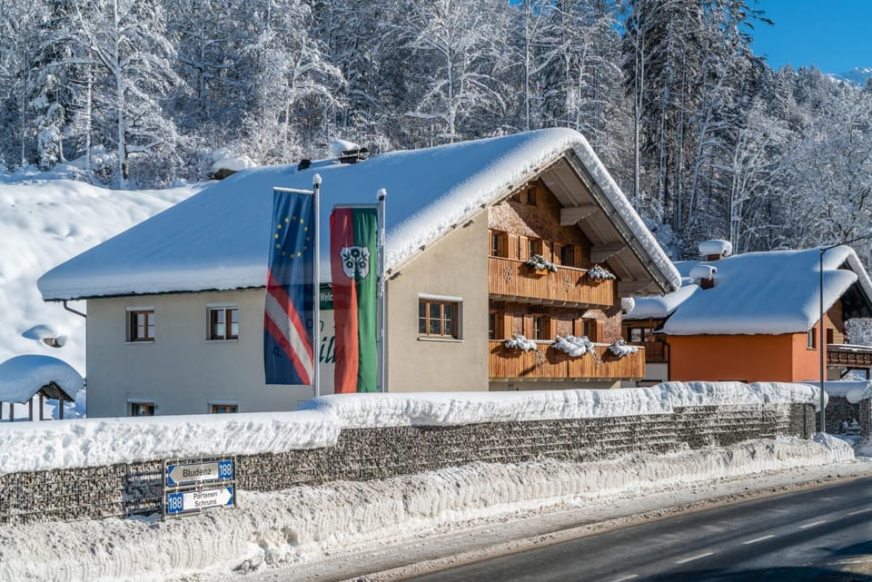 Property building, Balcony/Terrace, Mountain view