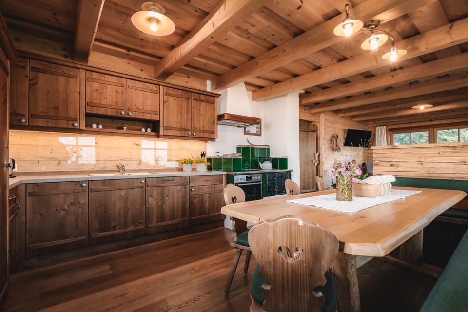 Kitchen or kitchenette, Seating area, Dining area