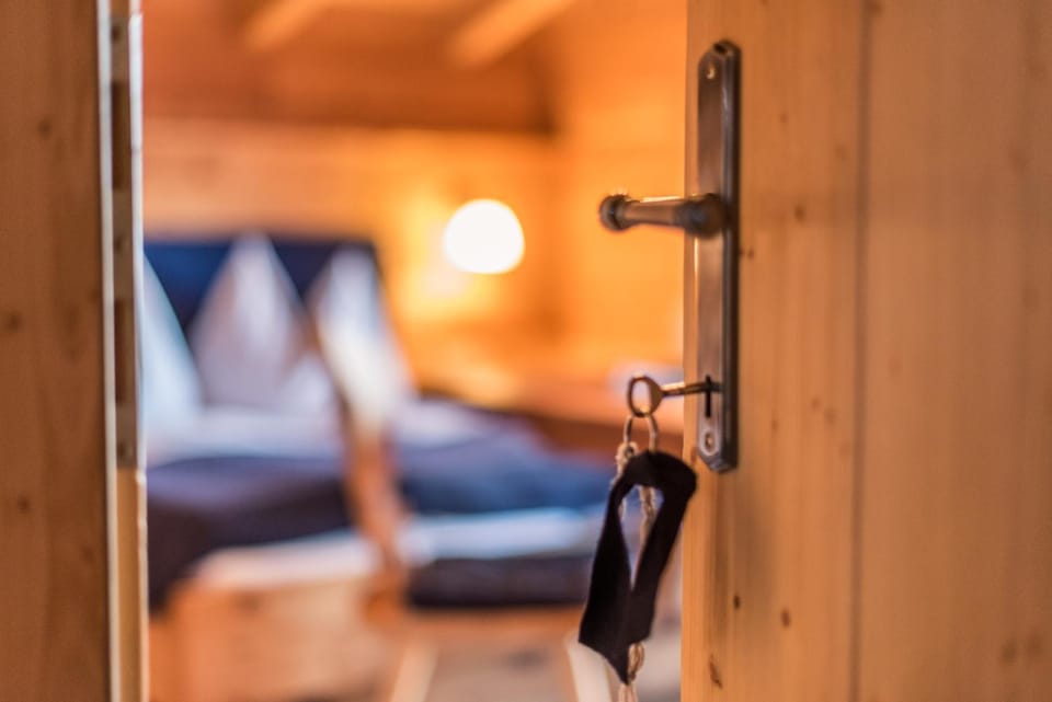 Photo of the whole room, Decorative detail