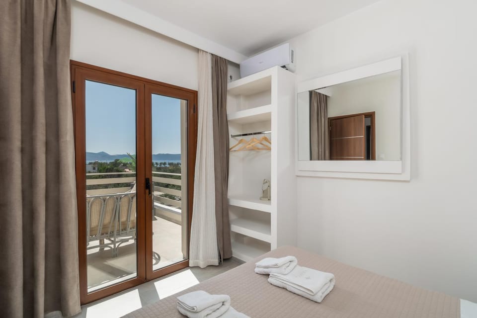 Bed, Balcony/Terrace, Bedroom