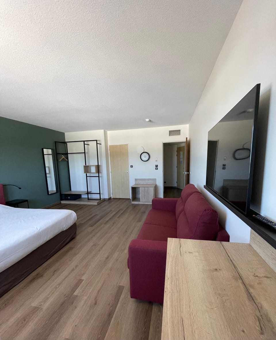 Bed, TV and multimedia, Living room, Photo of the whole room, Seating area, Bedroom