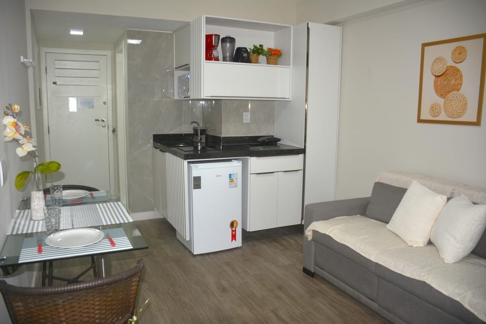 Kitchen or kitchenette, Seating area, Dining area, minibar, oven, stove