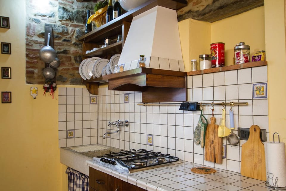 Coffee/tea facilities, Kitchen or kitchenette, stove