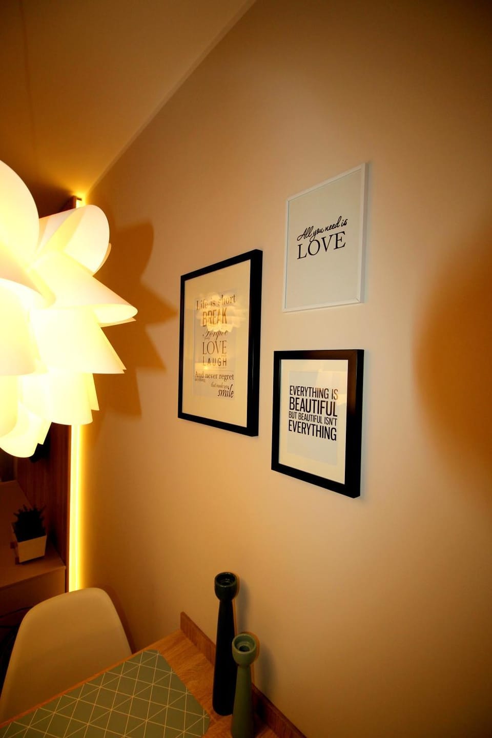 Living room, Photo of the whole room, Decorative detail