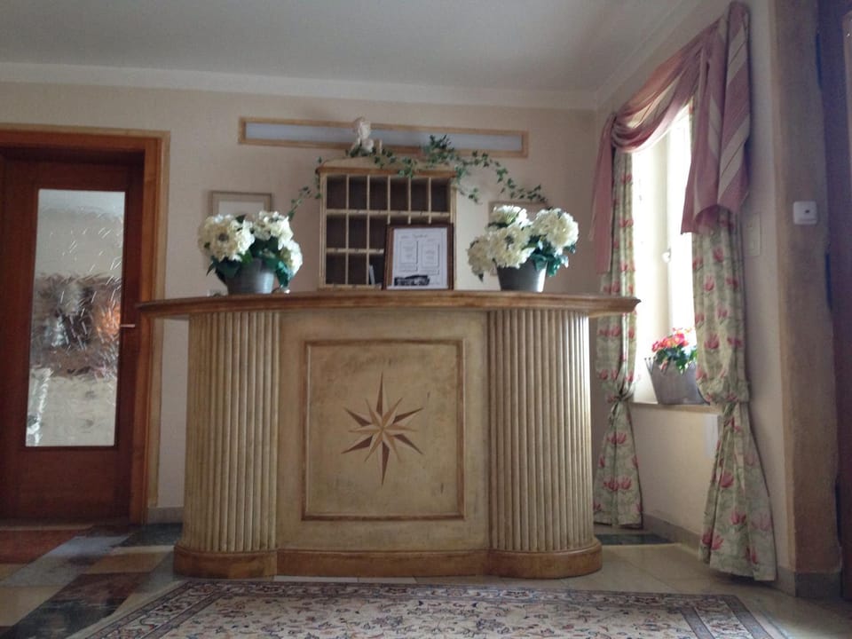 Communal lounge/ TV room, Lobby or reception