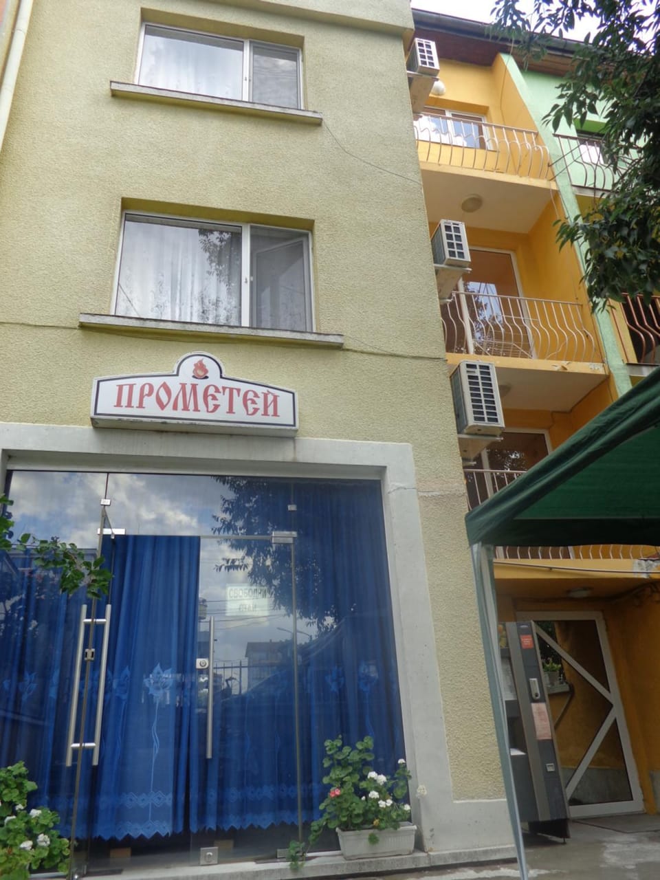 Facade/entrance