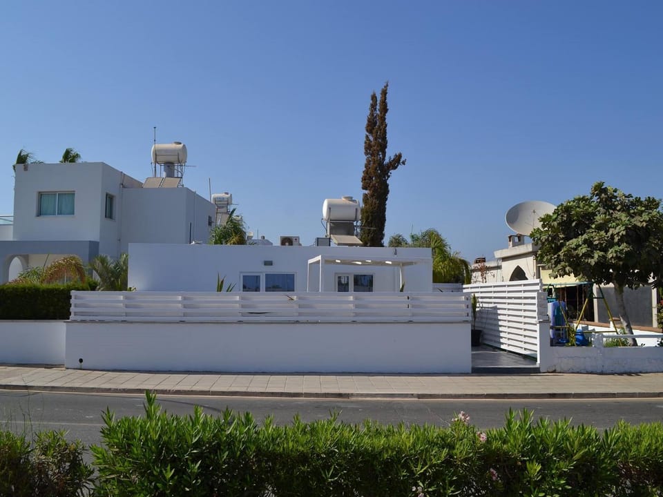 Facade/entrance, Photo of the whole room, Street view
