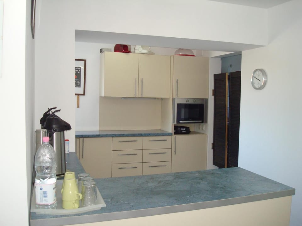 Kitchen or kitchenette, Communal kitchen