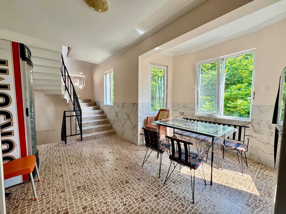 Seating area, Dining area