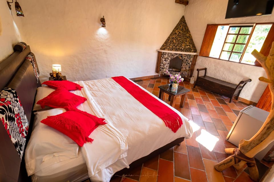 Bed, TV and multimedia, Photo of the whole room, Bedroom, fireplace, minibar