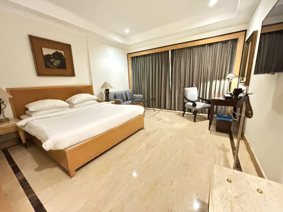 Bed, TV and multimedia, Photo of the whole room, Seating area, Bedroom