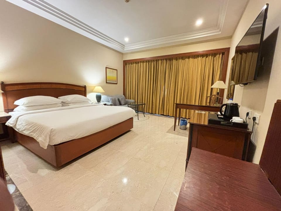 Bed, TV and multimedia, Seating area, Bedroom