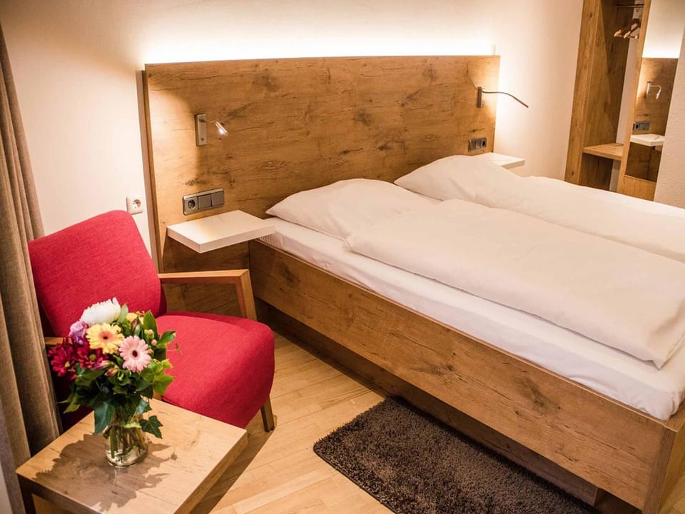 Bed, Photo of the whole room, Seating area, Bedroom