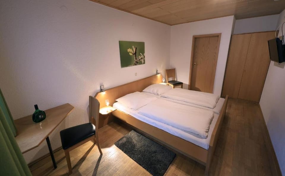 Bed, Photo of the whole room, Seating area, Bedroom