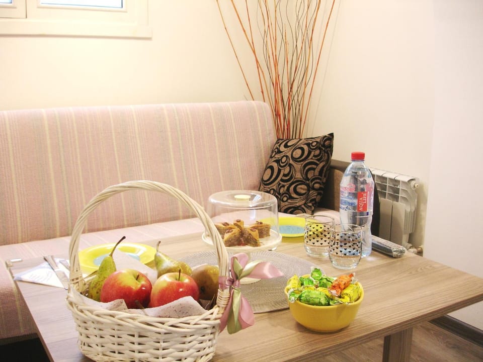 Living room, Food and drinks, Seating area