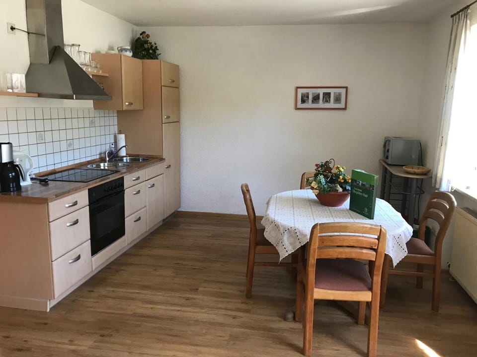 Coffee/tea facilities, Kitchen or kitchenette, Dining area