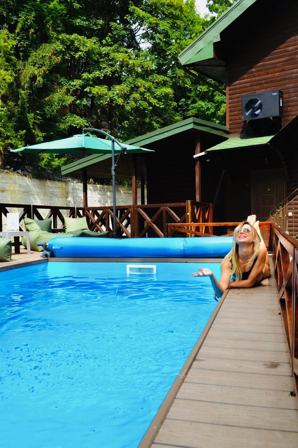 People, Seating area, Swimming pool