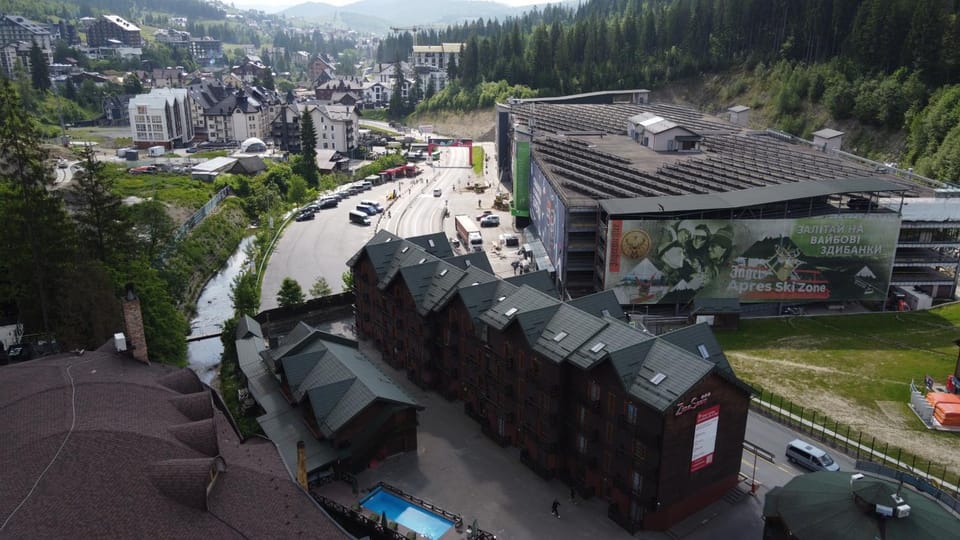 Property building, Day, Neighbourhood, Natural landscape, Bird's eye view, City view, Mountain view, Street view, Location, Parking